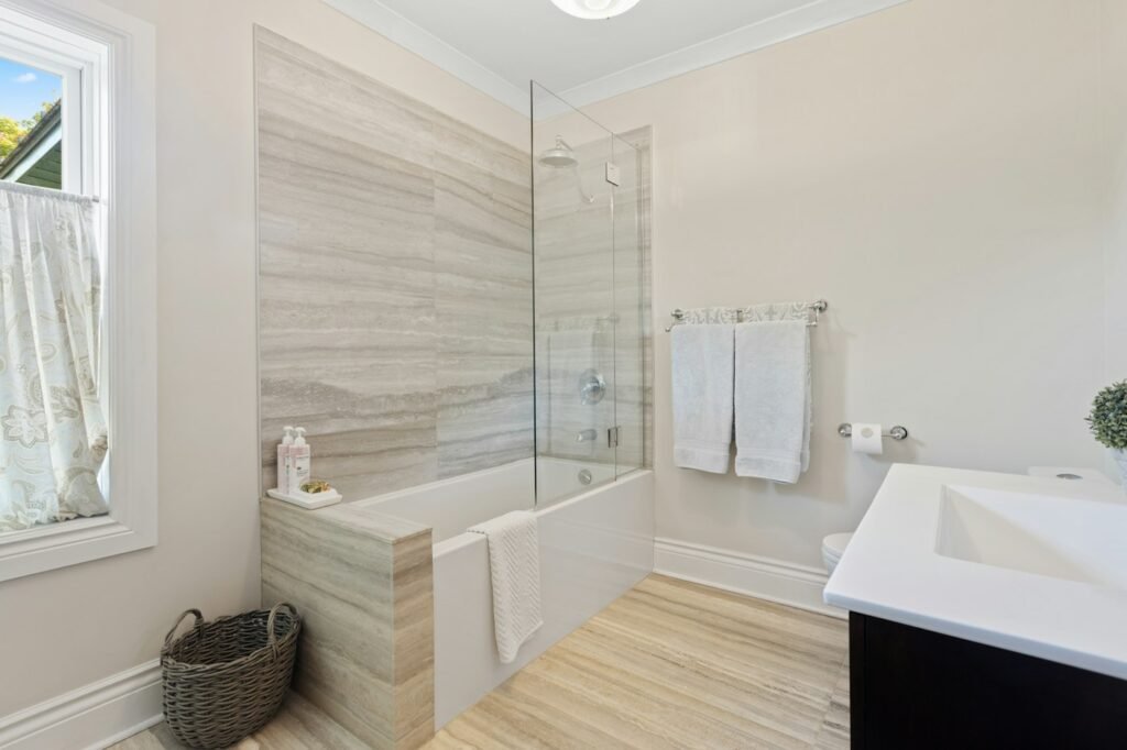 Bathroom with a basin and bath