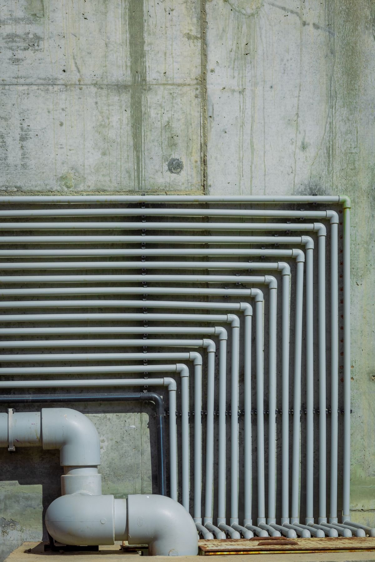 Plumber in Bracknell repairing pipework