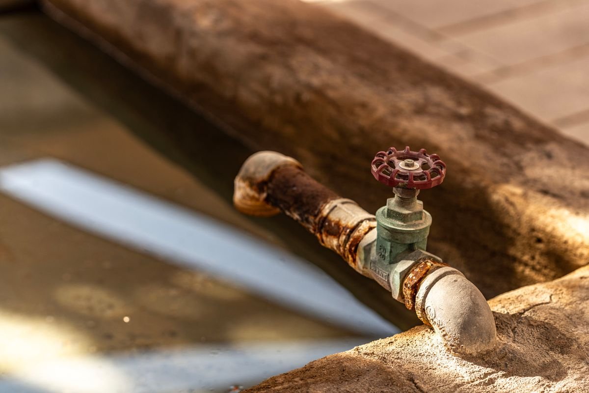 Plumber in Luton repairing pipework