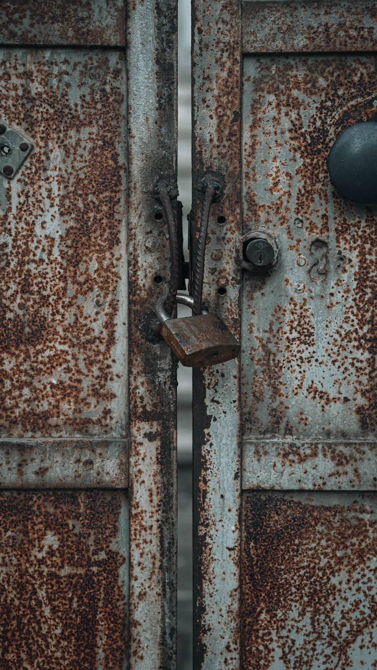 Locksmith in Barnet fitting a door lock