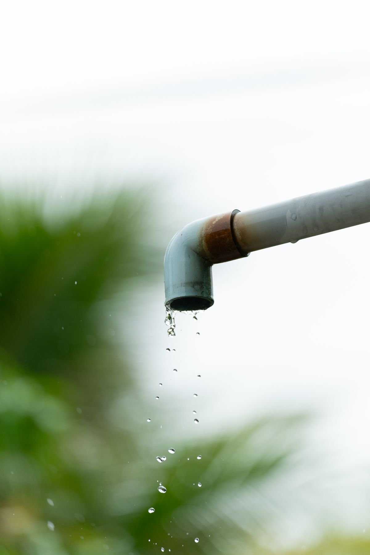 Plumber in Dartford repairing pipework